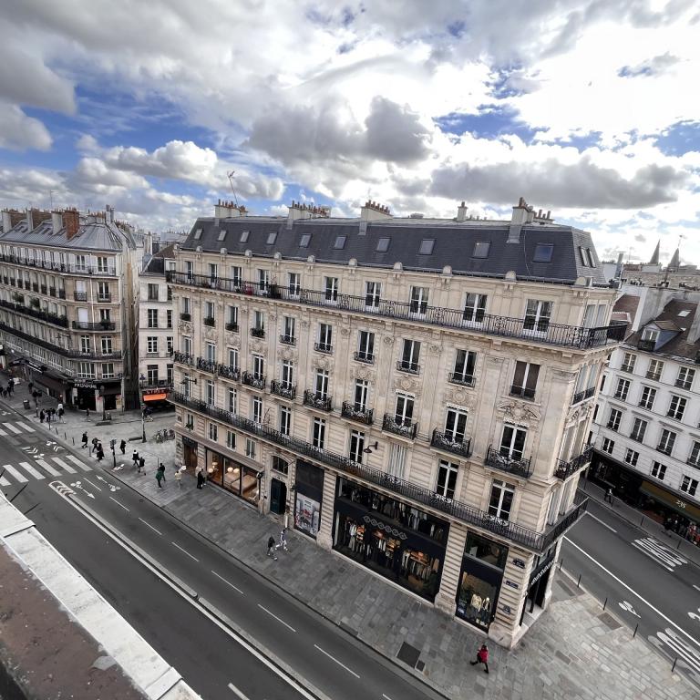 A LOUER 3 PIECES 70m² PARIS IIème. MONTORGUEIL