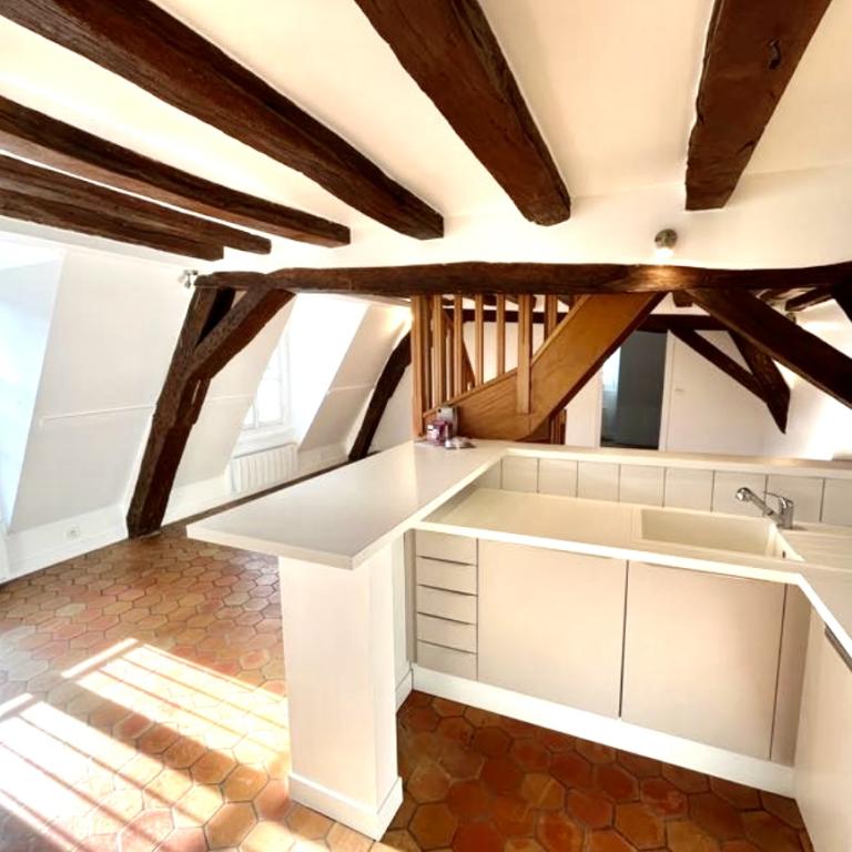 A LOUER RUE CHARLOT 3P RENOVE DUPLEX 