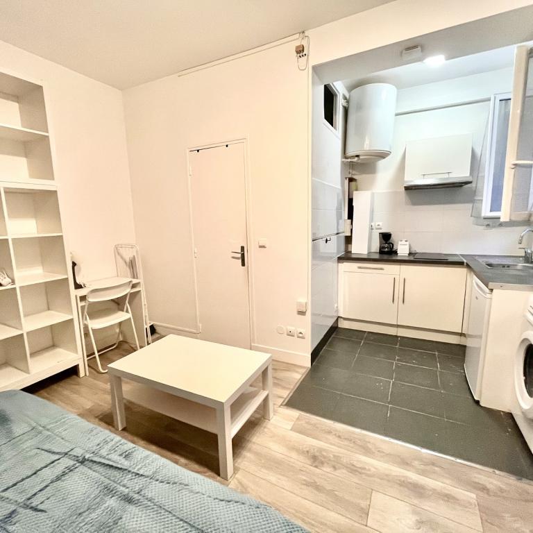 A LOUER  STUDIO 16,26m²  PARIS XIIème PLACE DE LA NATION