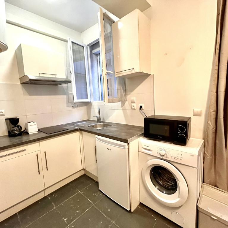 A LOUER  STUDIO 16,26m²  PARIS XIIème PLACE DE LA NATION