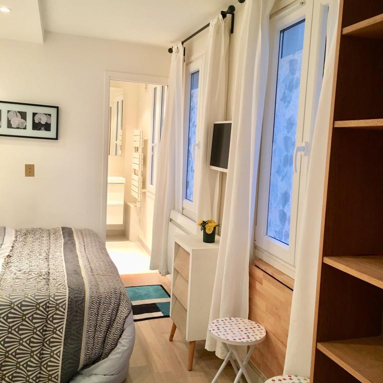 Paris IVème Quai de Bourbon Studio meublé