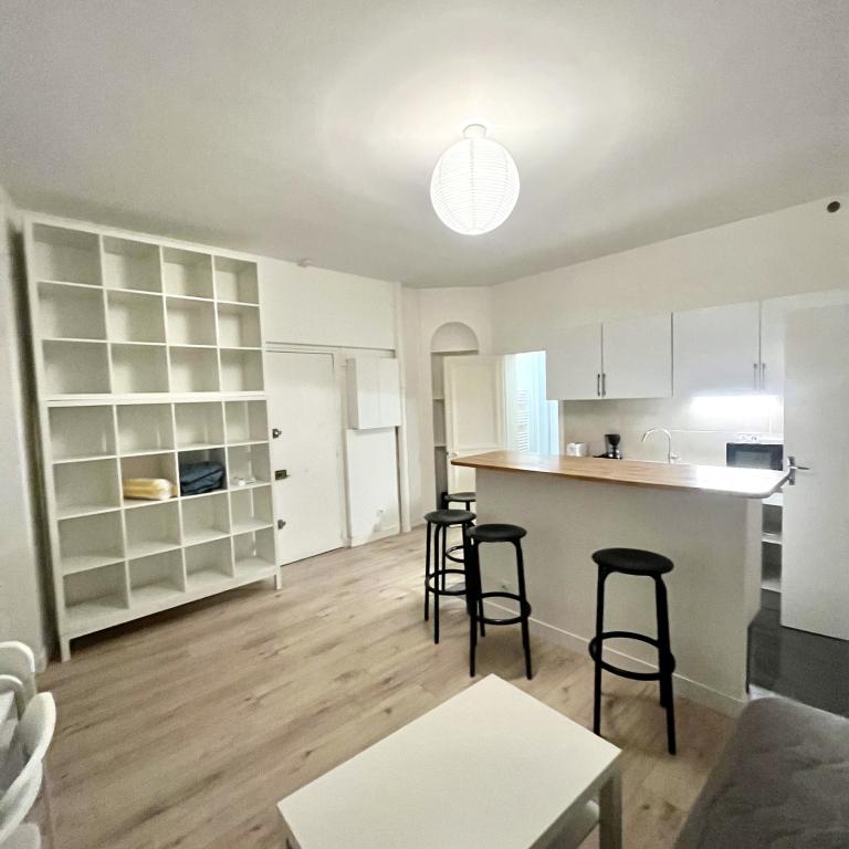 STUDIO MEUBLÉ 28m² A LOUER PARIS XIIème