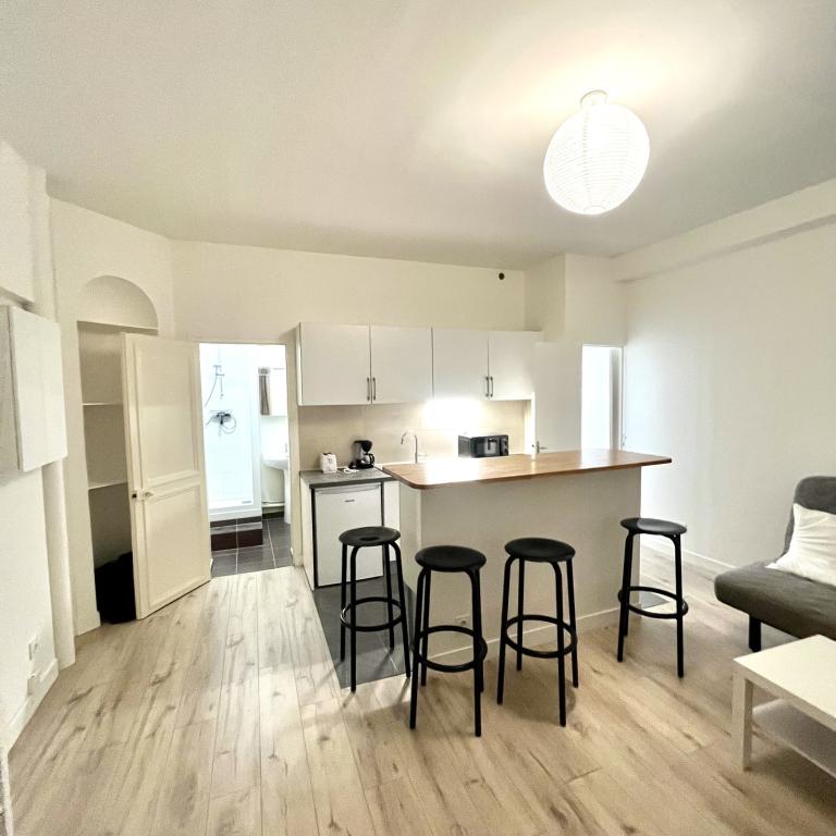 STUDIO MEUBLÉ 28m² A LOUER PARIS XIIème