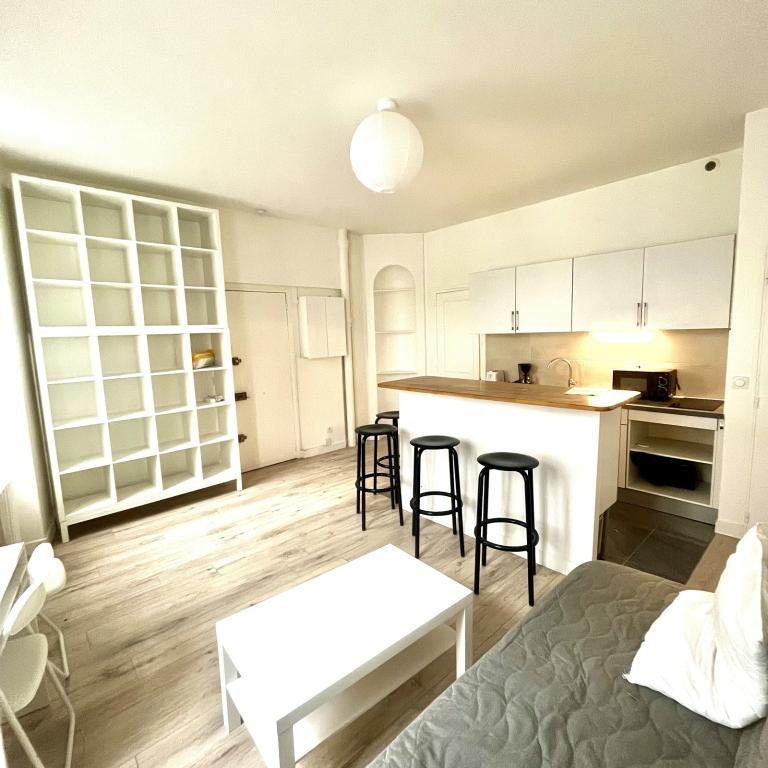 STUDIO MEUBLÉ 28m² A LOUER PARIS XIIème