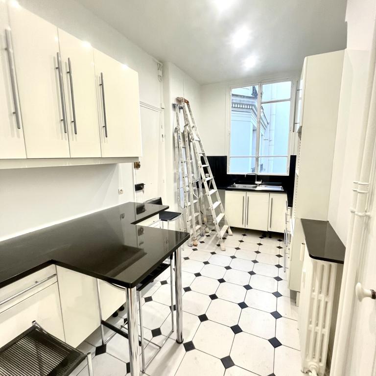 A LOUER PARIS VII ème 