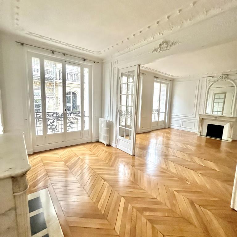 A LOUER PARIS VII ème 