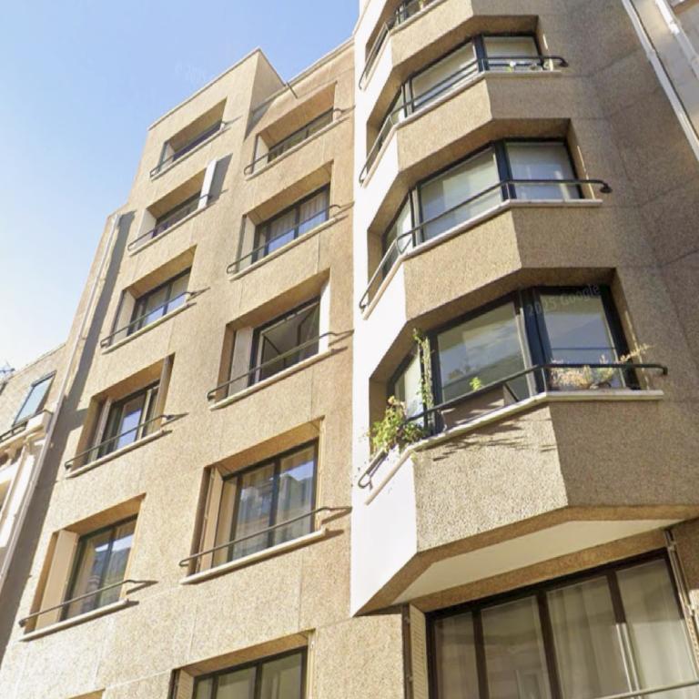 A LOUER en Meublé 2 PIECES 60.77m² Paris XVIème