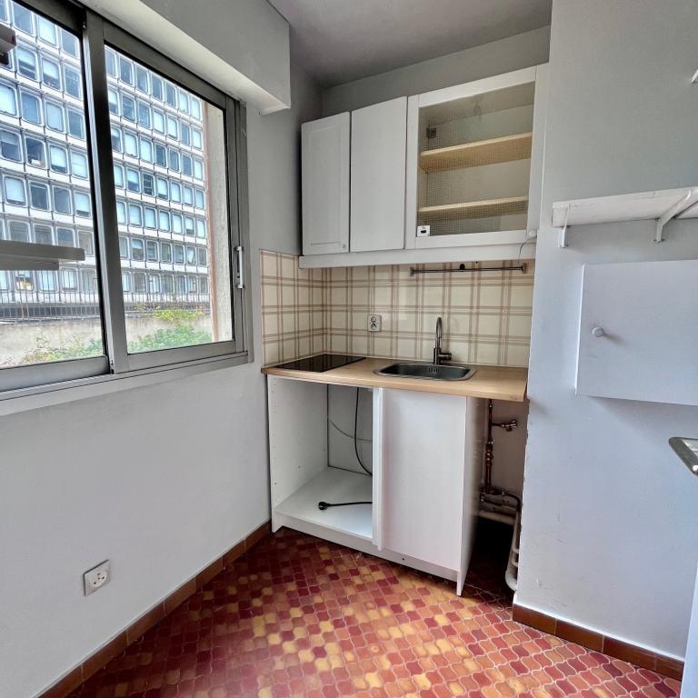 Paris XVème Cambronne Sèvres Lecourbe Grand Studio  avec Parking