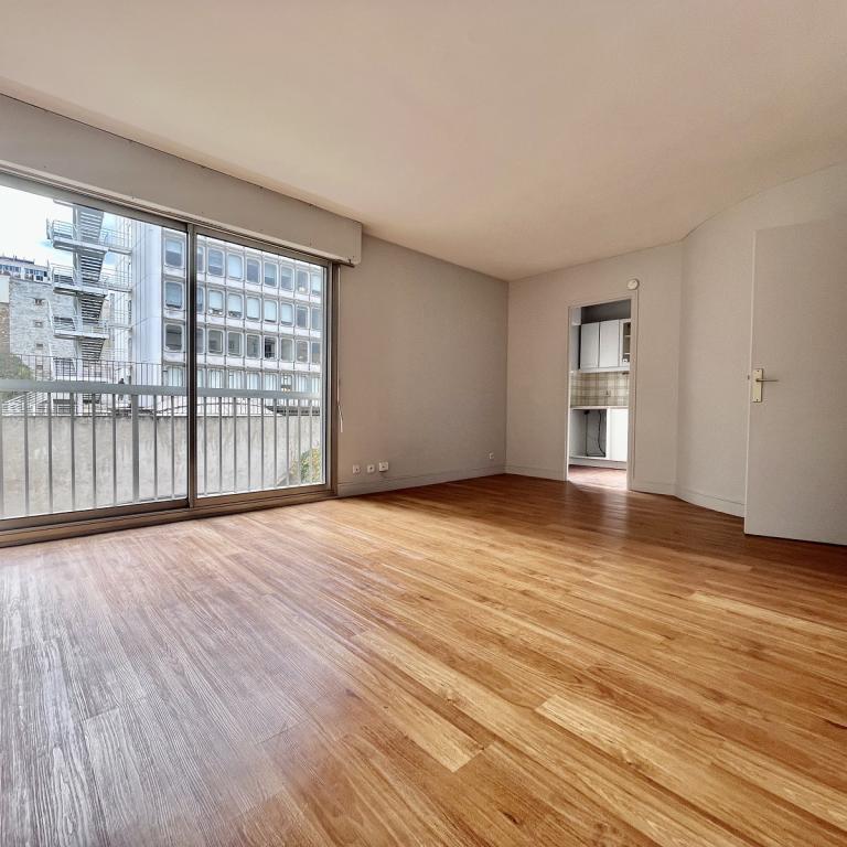 Paris XVème Cambronne Sèvres Lecourbe Grand Studio  avec Parking