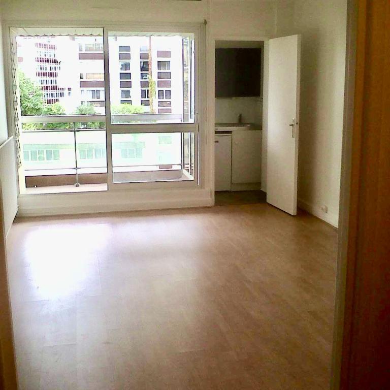 A LOUER 75015 PARIS RUE FALGUIERE STUDIO RENOVE 