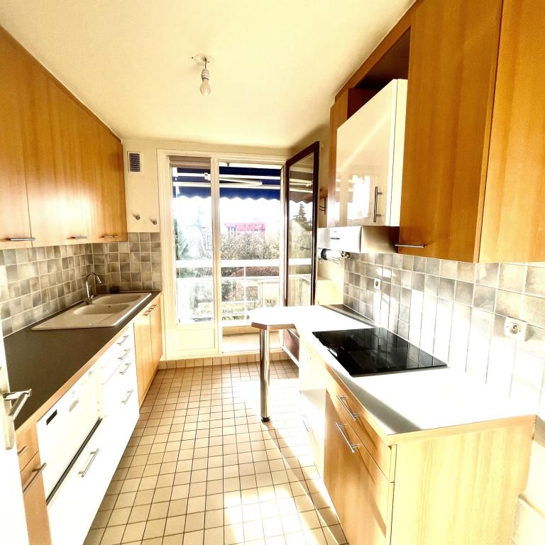 A LOUER 75015 3 PIECS CONVENTION