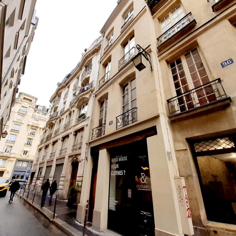 LOCATION MEUBLEE RUE QUINCAMPOIX  GRAND STUDIO 30m² 
