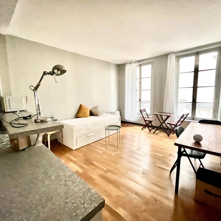 LOCATION MEUBLEE RUE QUINCAMPOIX  GRAND STUDIO 30m² 