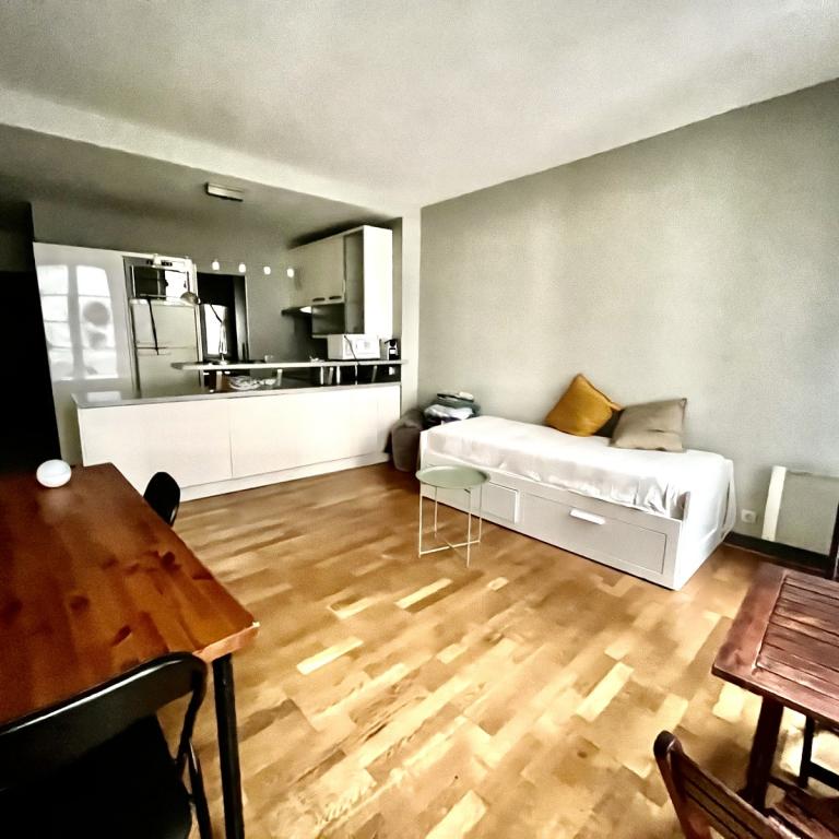 LOCATION MEUBLEE RUE QUINCAMPOIX  GRAND STUDIO 30m² 
