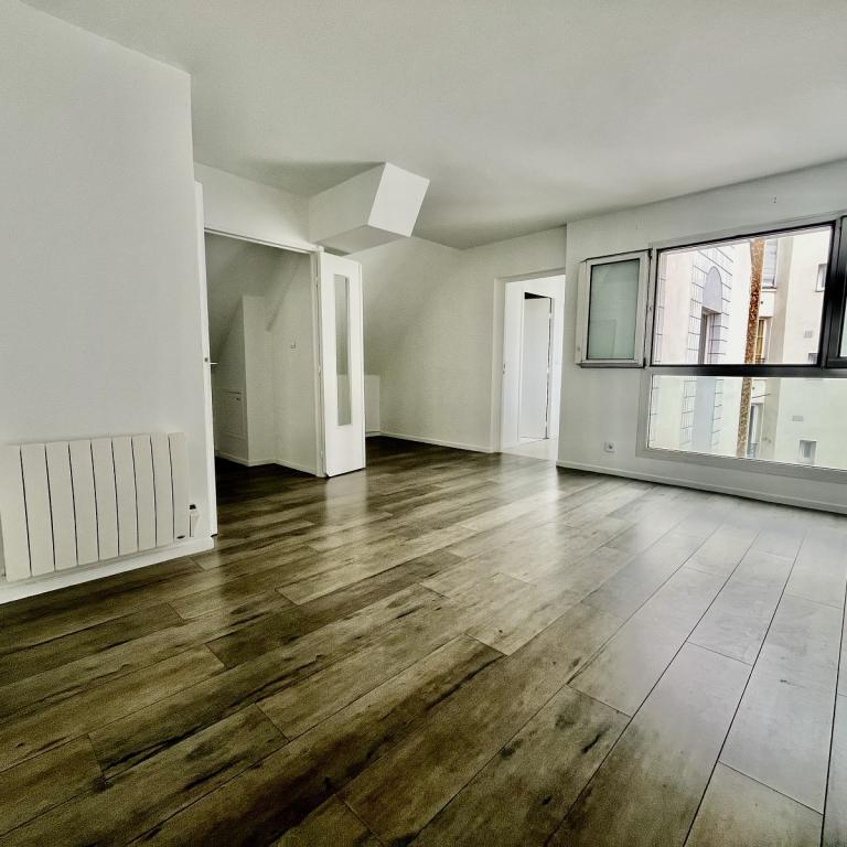 Paris XIIème, Grand 2 pièces de 53,71 m² en dernier étage avec place de parking en sous-sol.