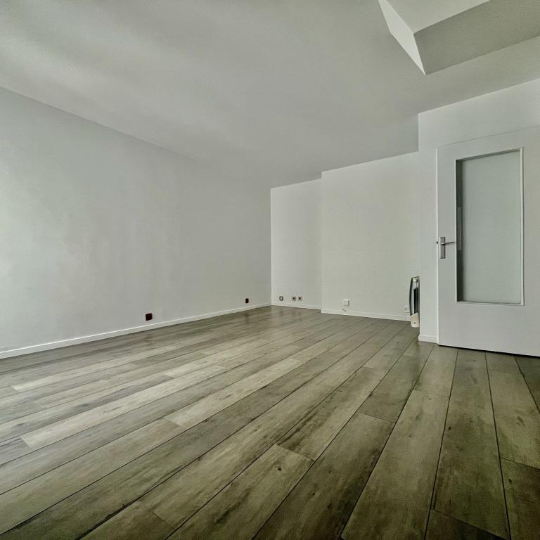 Paris XIIème, Grand 2 pièces de 53,71 m² en dernier étage avec place de parking en sous-sol.