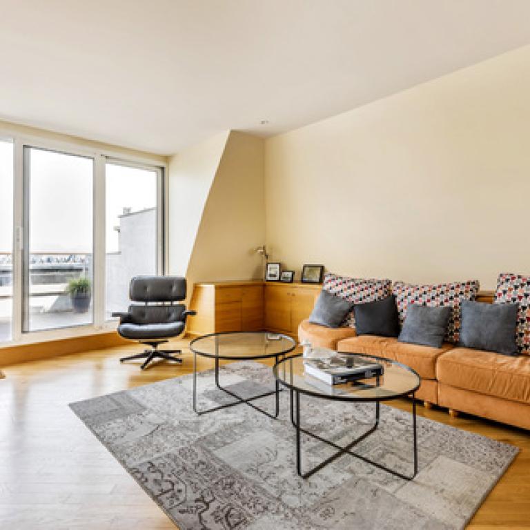 A LOUER en DUPLEX 74m² 3 PIECES PARIS VIème.