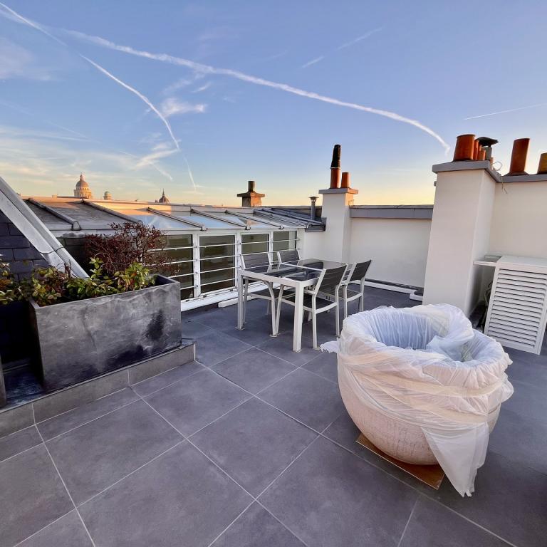 A LOUER en DUPLEX 74m² 3 PIECES PARIS VIème.