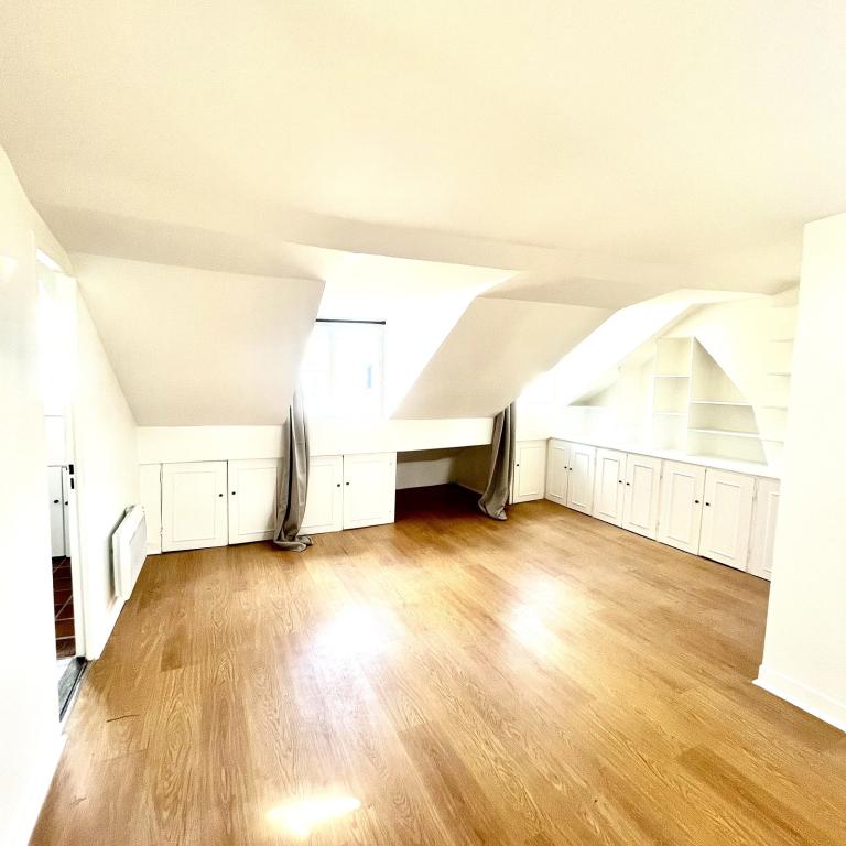 Paris 10ème, BONNE NOUVELLE, Beau Studio en dernier étage