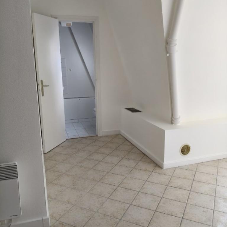 A LOUER STUDIO 23.26 PARIS IX REFAIT NEUF