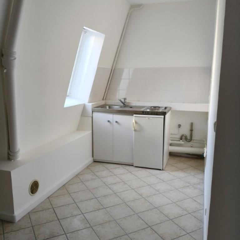 A LOUER STUDIO 23.26 PARIS IX REFAIT NEUF