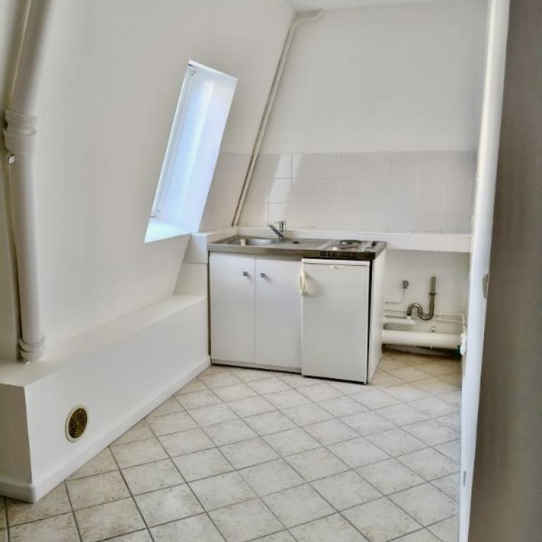 A LOUER STUDIO 23.26 PARIS IX REFAIT NEUF