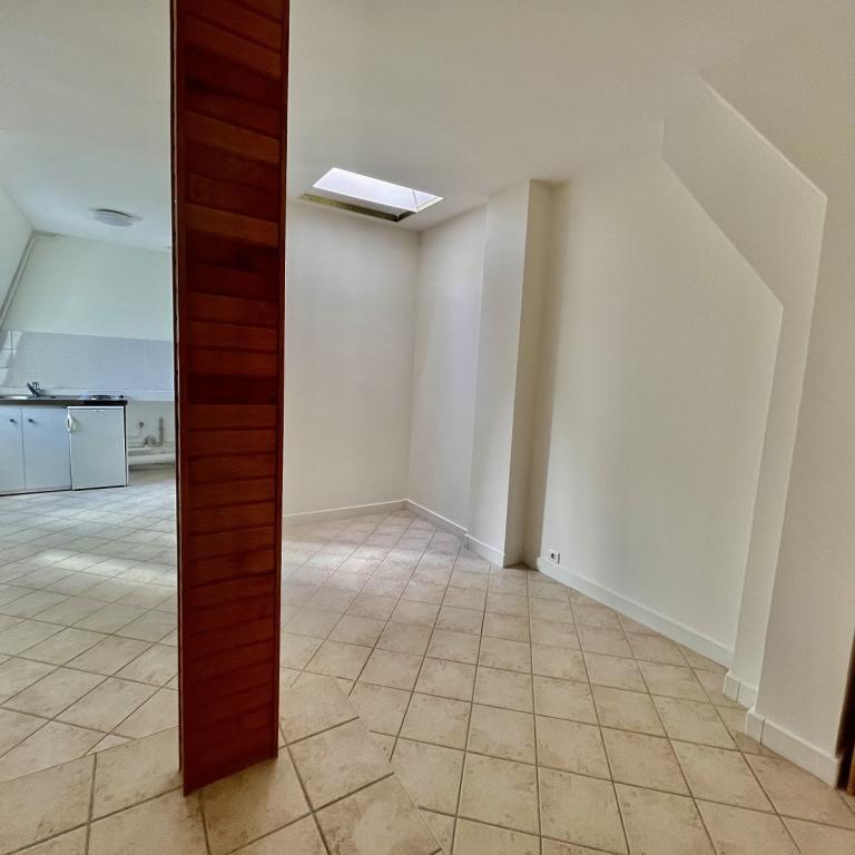 A LOUER STUDIO 23.26 PARIS IX REFAIT NEUF