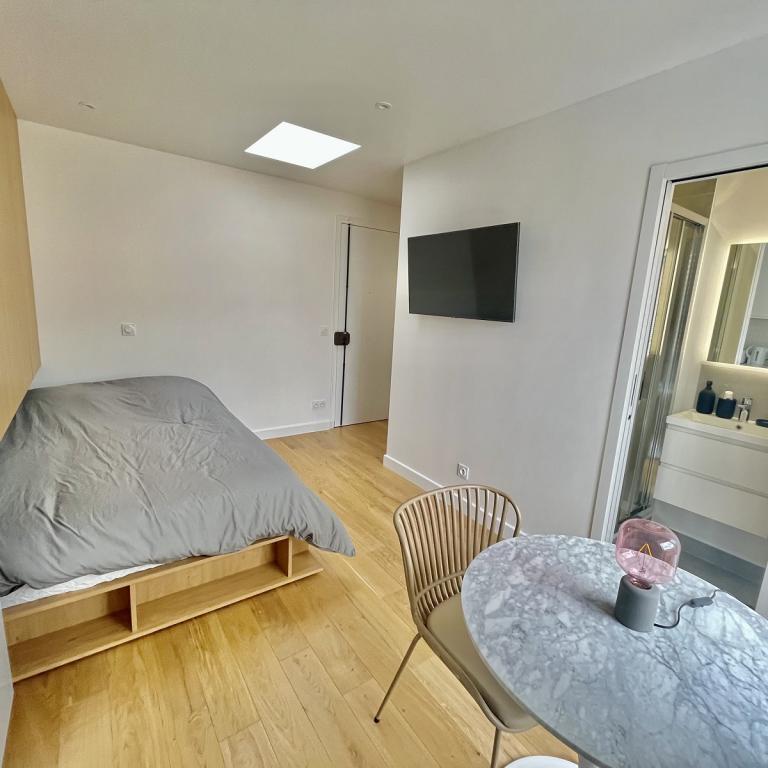 A LOUER 75016  RARIS STUDIO RUE DE LA POMPE