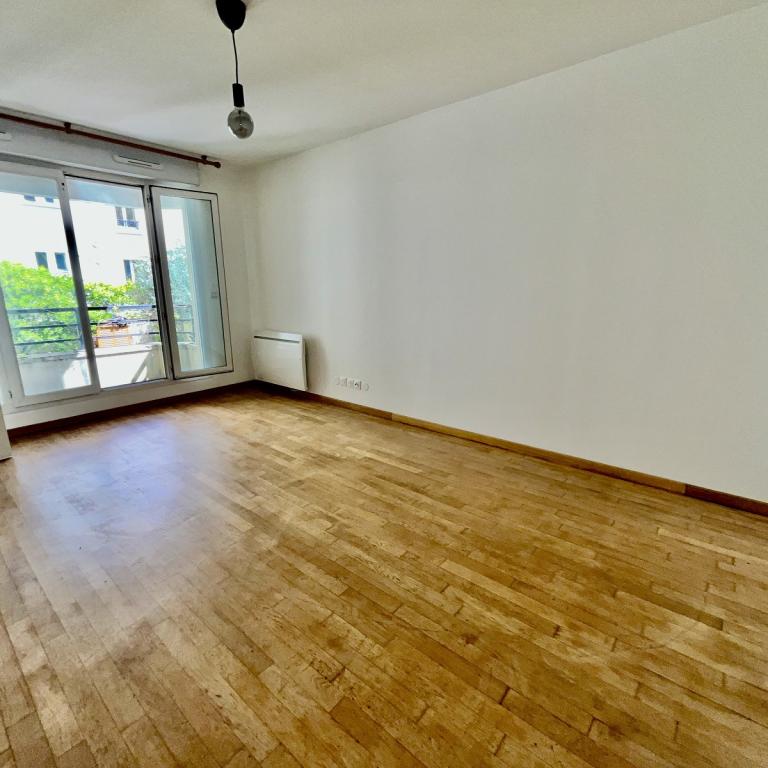 Paris XVème, rue Gutenberg, Beau Studio  de 26,10m² avec Balcon 