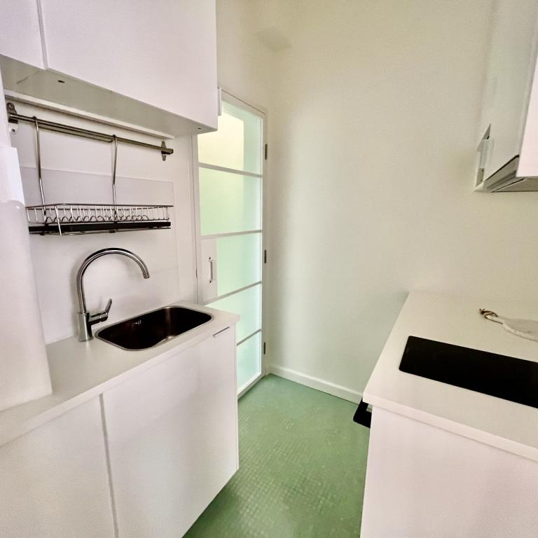 A LOUER Meublé  26m² PARIS XVème STUDIO meublé