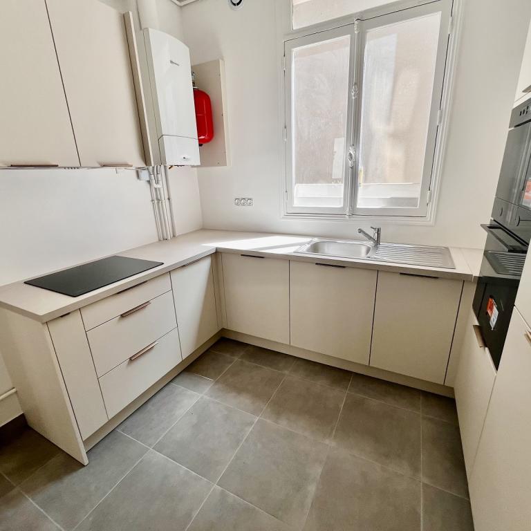 A LOUER 5 PIECES 121.7m² PARIS VIIIème REFAIT NEUF 
