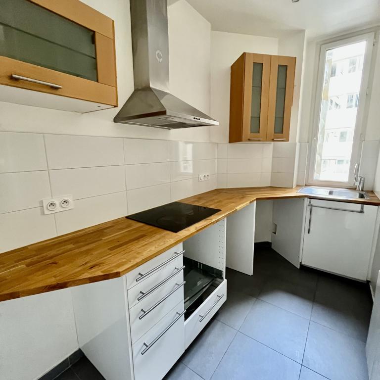 A LOUER PARIS XVème STUDIO REFAIT NEUF 