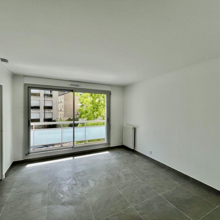 Paris XVème, rue de Vouillé, Studio entièrement refait à neuf    avec Balcon et parking