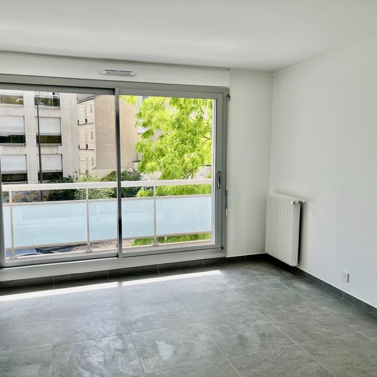 Paris XVème, rue de Vouillé, Studio entièrement refait à neuf    avec Balcon et parking