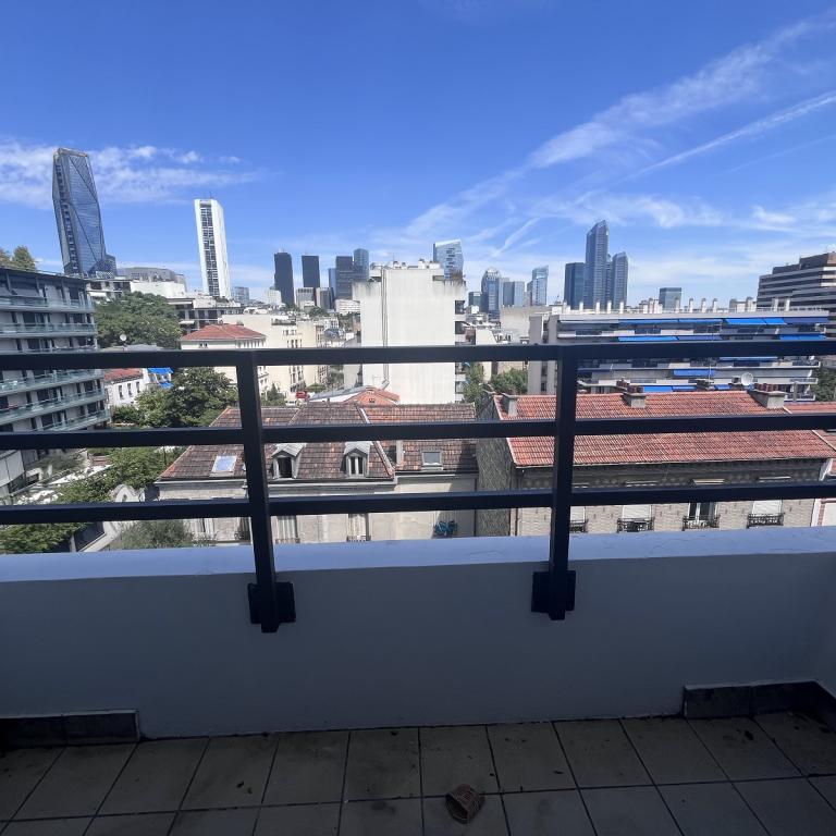 A LOUER STUDIO 22m² AVEC BALCON PARKING ET CAVE 