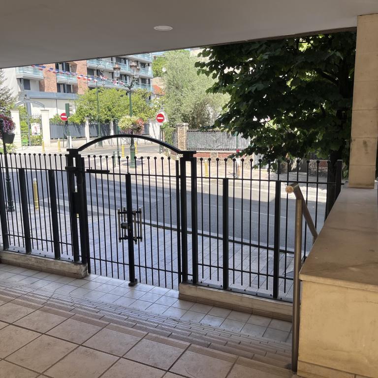 A LOUER STUDIO 22m² AVEC BALCON PARKING ET CAVE 