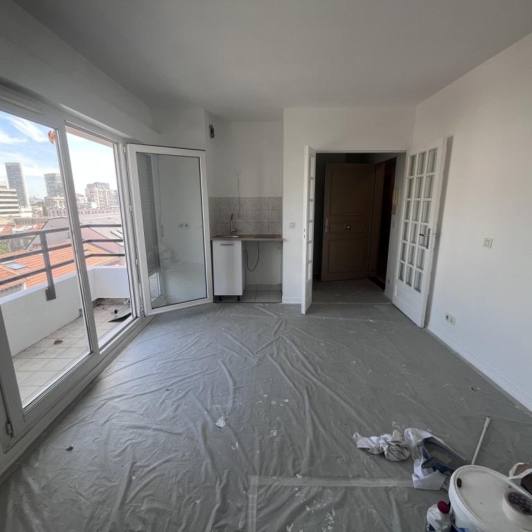 A LOUER STUDIO 22m² AVEC BALCON PARKING ET CAVE 