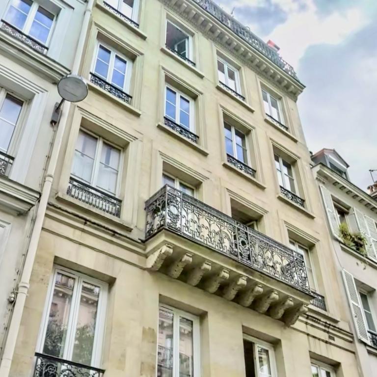 ALOUER75009 PARIS ANVERS 2P RENOVE
