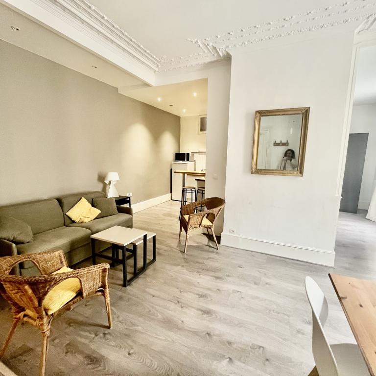 A LOUER EN MEUBLE 2 Pièces 43.27m²  PARIS  1er Rue Saint Honoré, PALAIS ROYAL