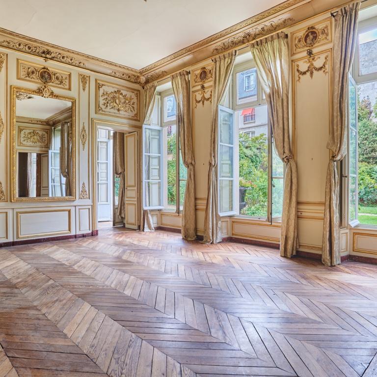 A LOUER PARS VIIe APPARTEMENT DANS HOTEL PARTICULIER AVEC  JARDIN PRIVATIF