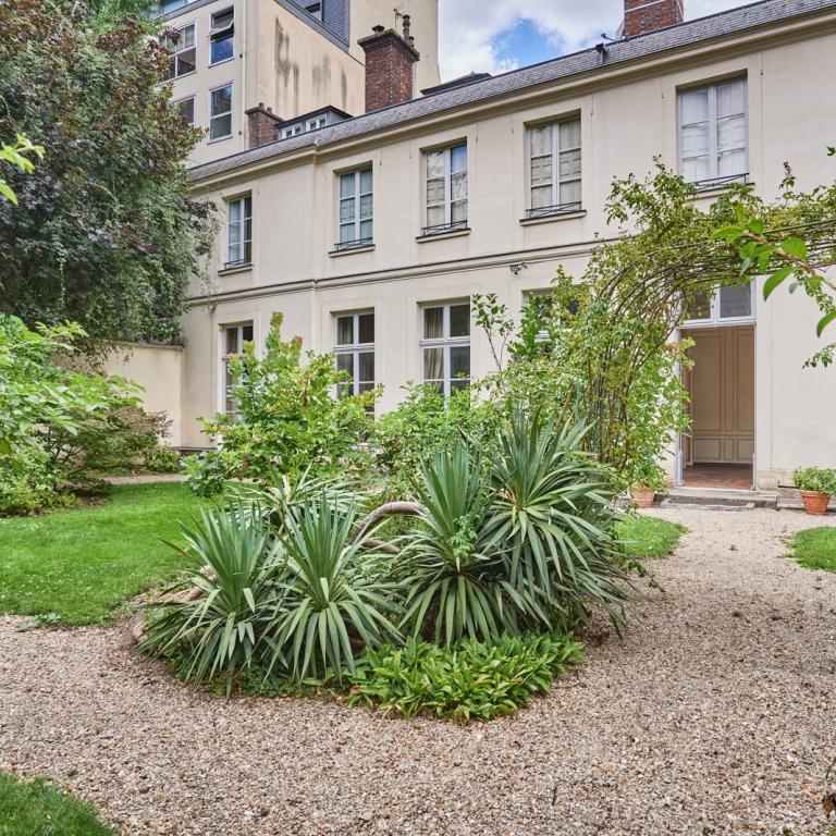 A LOUER PARS VIIe APPARTEMENT DANS HOTEL PARTICULIER AVEC  JARDIN PRIVATIF