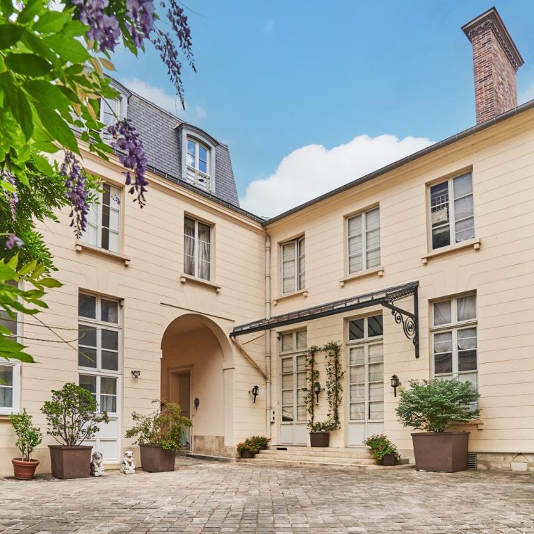 A LOUER PARS VIIe APPARTEMENT DANS HOTEL PARTICULIER AVEC  JARDIN PRIVATIF