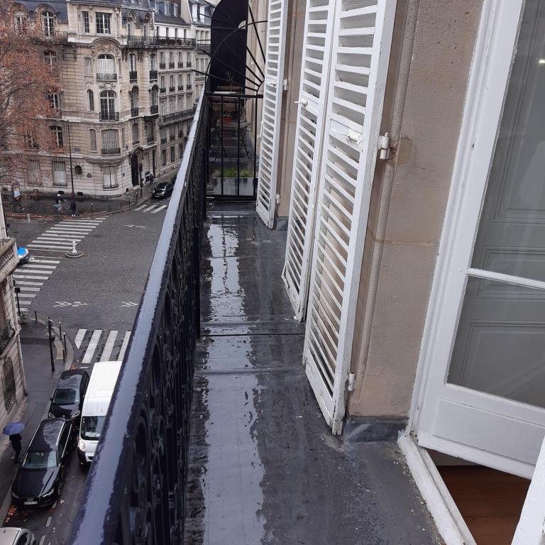 A LOUER 2P PARC MONCEAU   REFAIT NEUF