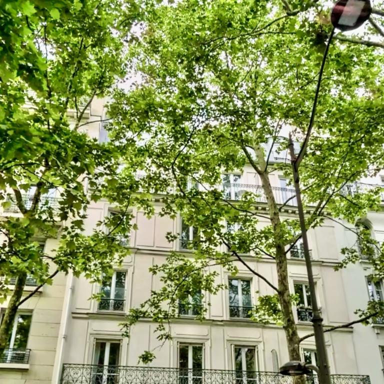 A louer 75012 PARIS  DAUMESNIL 2 P