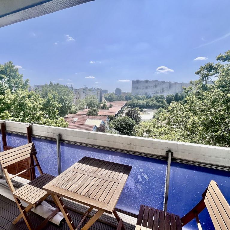 A LOUER STUDIO PARIS XVème avec BALCON CAVE ET PARKING