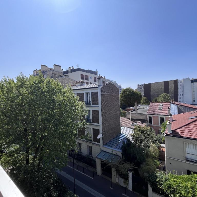 A LOUER Paris XVIème STUDIO Meublé de 35.68m²  BALCON - CAVE ET PARKING INCLUS