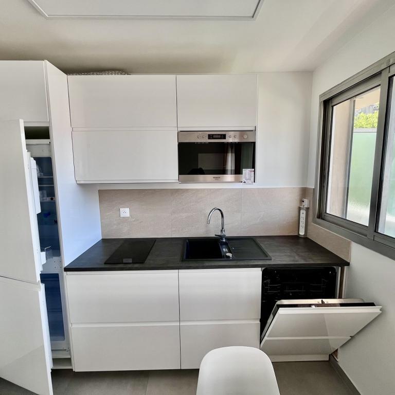 A LOUER Paris XVIème STUDIO Meublé de 35.68m²  BALCON - CAVE ET PARKING INCLUS