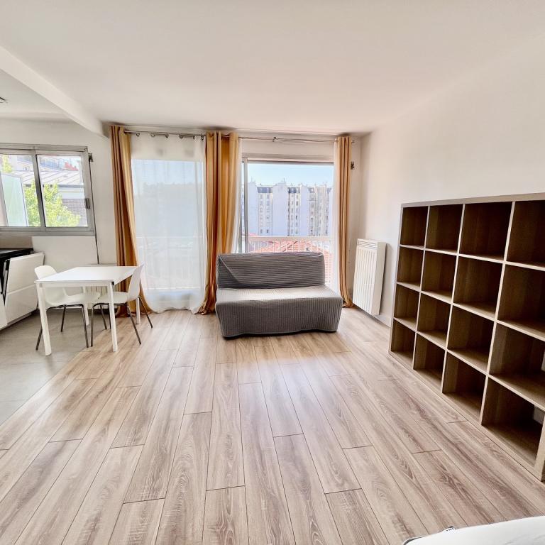 A LOUER Paris XVIème STUDIO Meublé de 35.68m²  BALCON - CAVE ET PARKING INCLUS