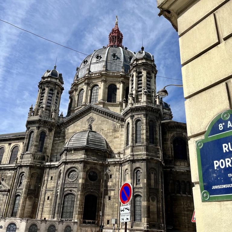 A LOUER GRAND STUDIO 35m² PARIS VIIIème EN DERNIER ETAGE VUE SUR LES TOITS