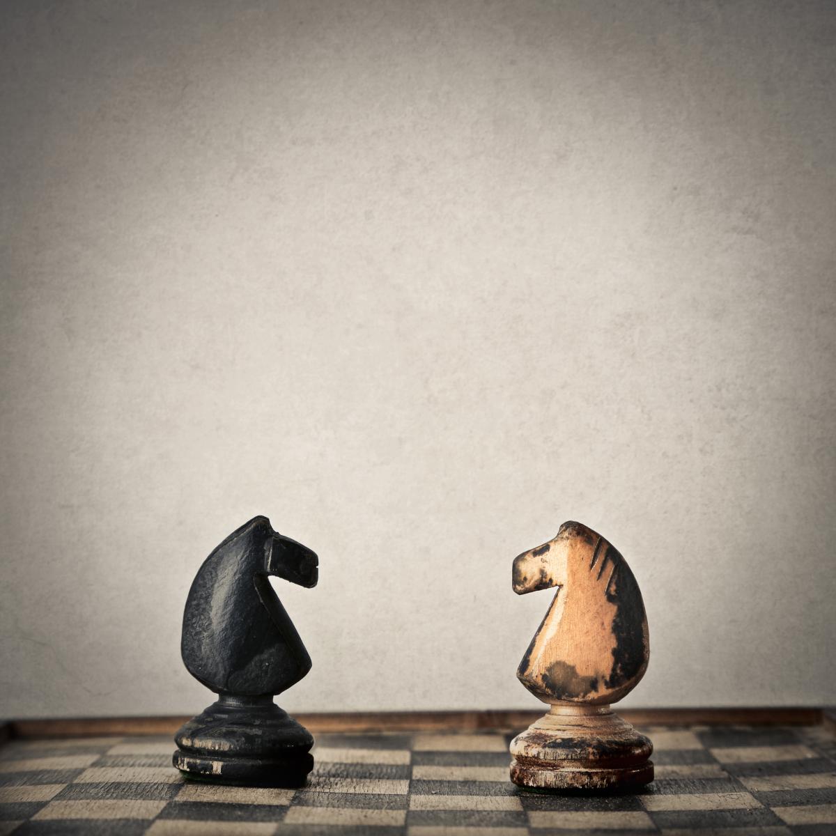 Plateau d'échecs représentant le courtage en prêts immobilier